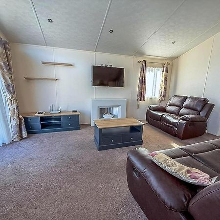 Luxury Lodge At Suffolk Sands Holiday Park Ref 45009Mv Felixstowe Dış mekan fotoğraf