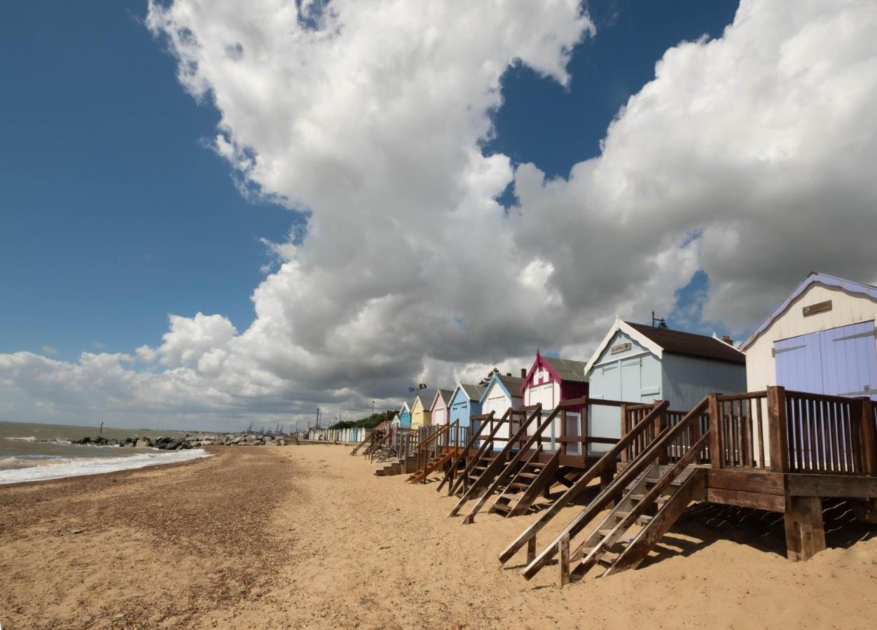 Luxury Lodge At Suffolk Sands Holiday Park Ref 45009Mv Felixstowe Dış mekan fotoğraf