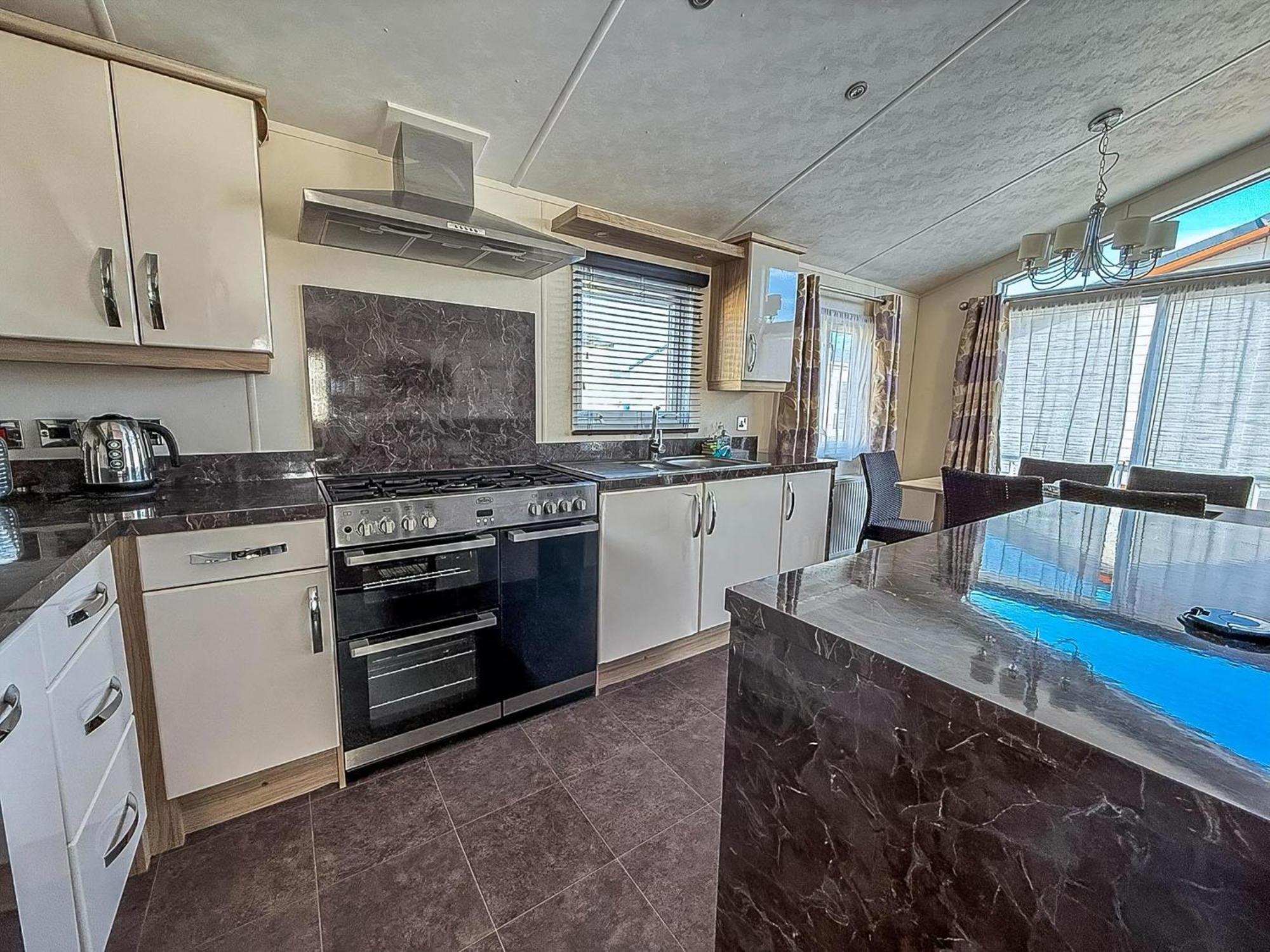 Luxury Lodge At Suffolk Sands Holiday Park Ref 45009Mv Felixstowe Dış mekan fotoğraf